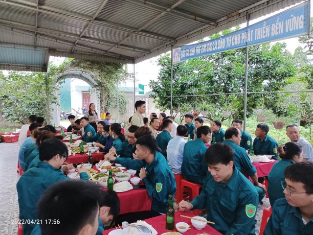 Bữa cơm thắm tình quân dân của Hội LHPN xã Thuận Lộc